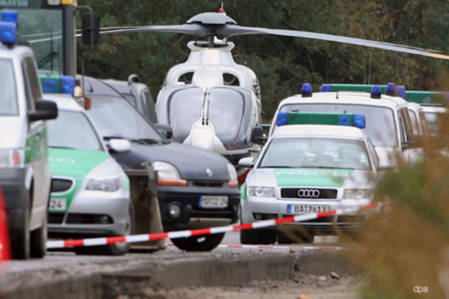 Großaufgebot der Polizei an einer Baustelle auf der Autobahn A 3 bei Aschaffenburg.