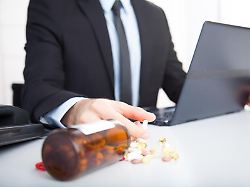 Ist Gesundheit Privatsache?: Medikamente im Job: Was Arbeitnehmer offenlegen müssen