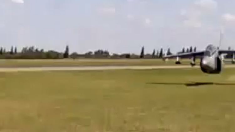 Der Jet rast nur knapp über der Wiese an den Soldaten vorbei.