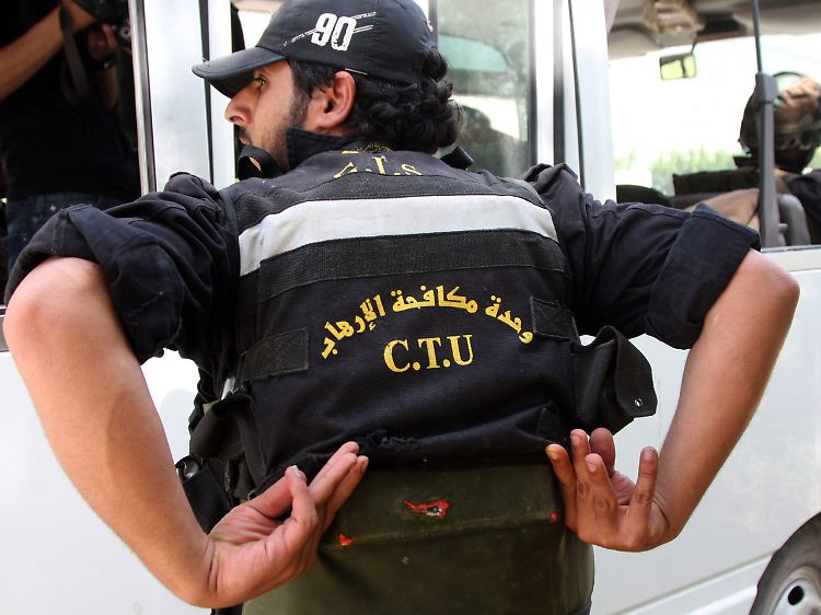 Ein Offizier der syrischen Anti-Terror-Einheit zeigt seine kugelsichere Weste.