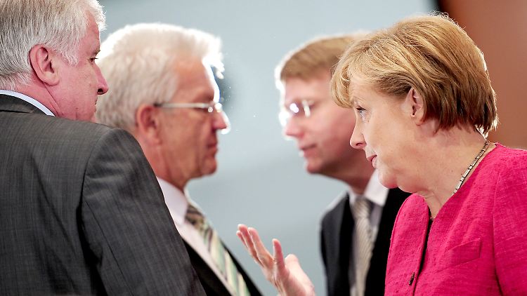 Beim Treffen der Ministerpräsidenten im Kanzleramt: Die Süd-Ministerpräsidenten Seehofer und Kretschmann sowie Kanzleramtsminister Pofalla und Bundeskanzlerin Merkel (v.l.).