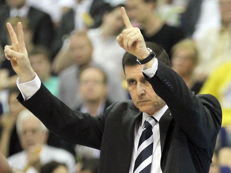 Alba-Coach Muli Katzurin zeigt es an: Sein Team liegt in der Finalserie mit 1:2 zurück - und braucht jetzt zwei Siege.