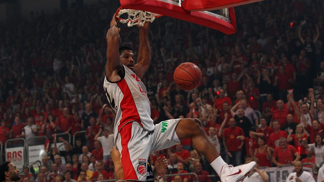 Der Bamberger Kyle Hines schließt einen Angriff mit einem Dunking ab, die Zuschauer sind entzückt.