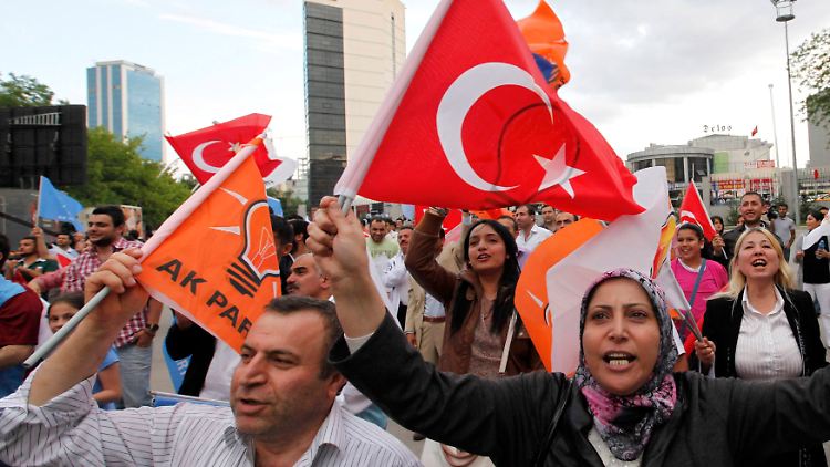 In Ankara feiern AKP-Anhänger den Wahlsieg.
