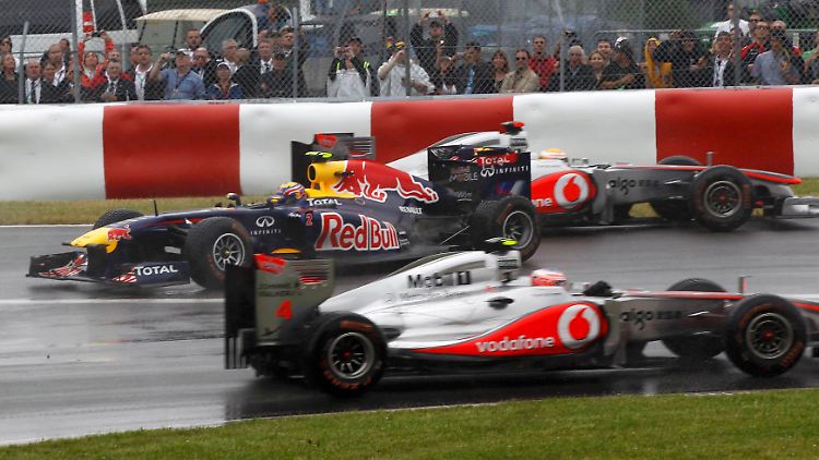 Schon in der fünften Runde geriet Lewis Hamilton mit Red-Bull-Pilot Mark Webber aneinander. Drei Runden später traf er auf McLaren-Teamkollege Jenson Button - es war das Rennende für Hamilton.