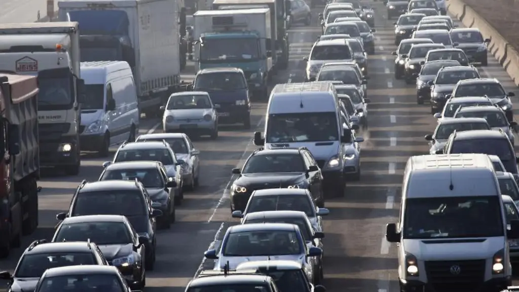 Bereits-vor-den-Weihnachtstagen-werden-viele-deutsche-Autobahnen-ueberlastet-sein-Am-zweiten-Weihnachtsfeiertag-beginnt-eine-Reisewelle-Richtung-Alpen-und-Mittelgebirge