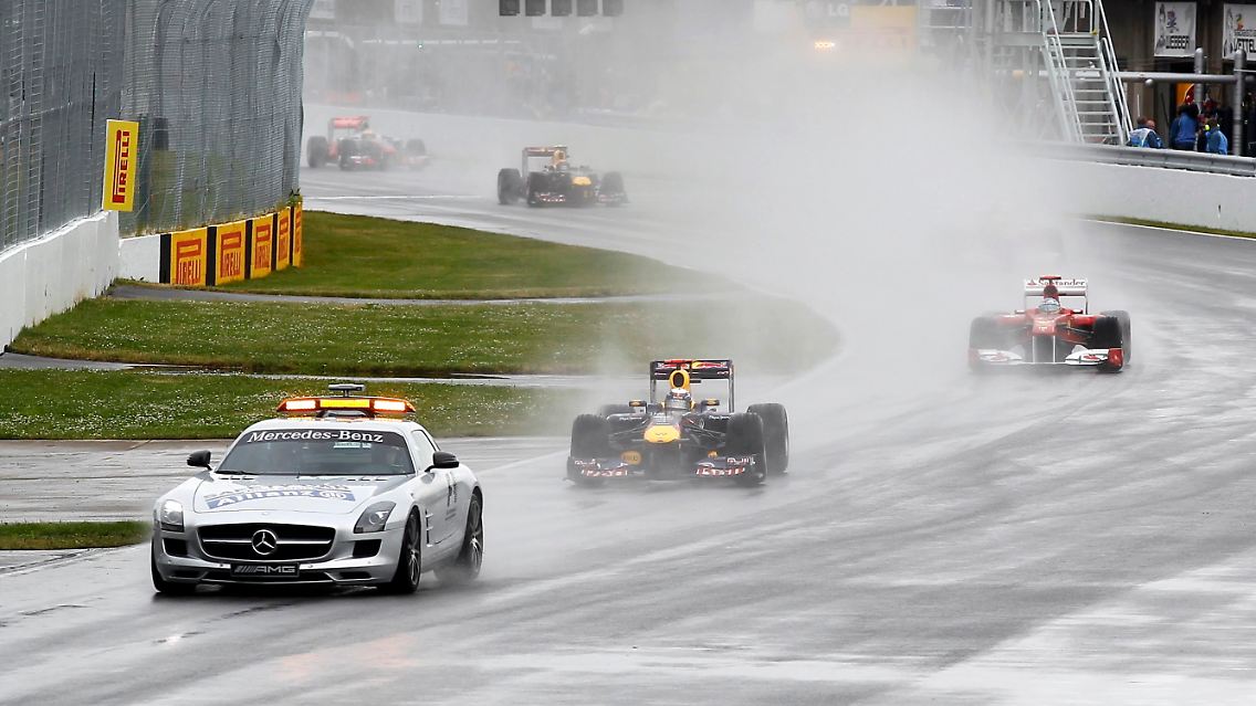 Schon beim Start war das Safety Car auf der Strecke - es blieb nicht der letzte Einsatz für seinen Fahrer Bernd Mayländer.