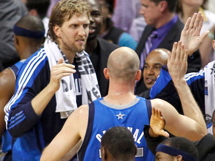 Meisterlich: Nowitzki mit Dallas-Spielmacher Jason Kidd, der eine grandiose NBA-Karriere mit 38 Jahren doch noch mit einem Meisterring veredelte.