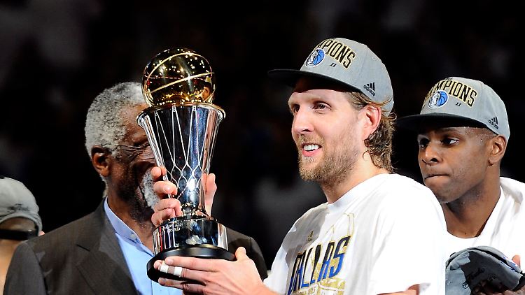 Der Lohn für 13 Jahre harte Arbeit. Nowitzki bekommt die Finals-MVP-Trophäe.