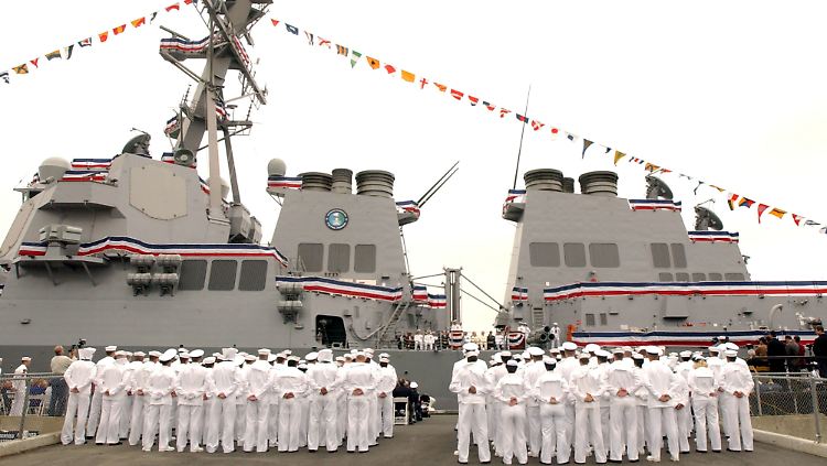 Soldaten treten an Deck der USS McCampbell an (Archiv).