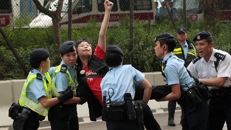 Polizisten gehen in Hongkong gegen eine Demonstrantin vor (Archivbild vom 17. April 2011). 