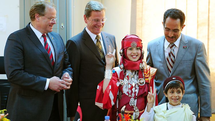 Guido Westerwelle und Dirk Niebel mit dem Vizepräsidenten des Übergangsrats Abdel Hafis Ghoga.