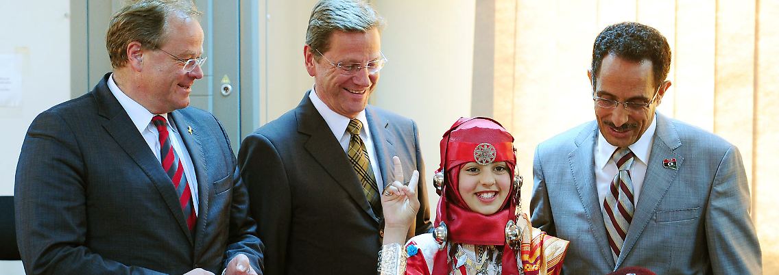 Guido Westerwelle und Dirk Niebel mit dem Vizepräsidenten des Übergangsrats Abdel Hafis Ghoga.