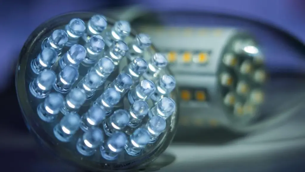 Deutlich-effizienter-LED-Lampen-erzeugen-630-Lumen-mit-9-Watt-eine-Halogenlampe-braucht-dafuer-42-Watt