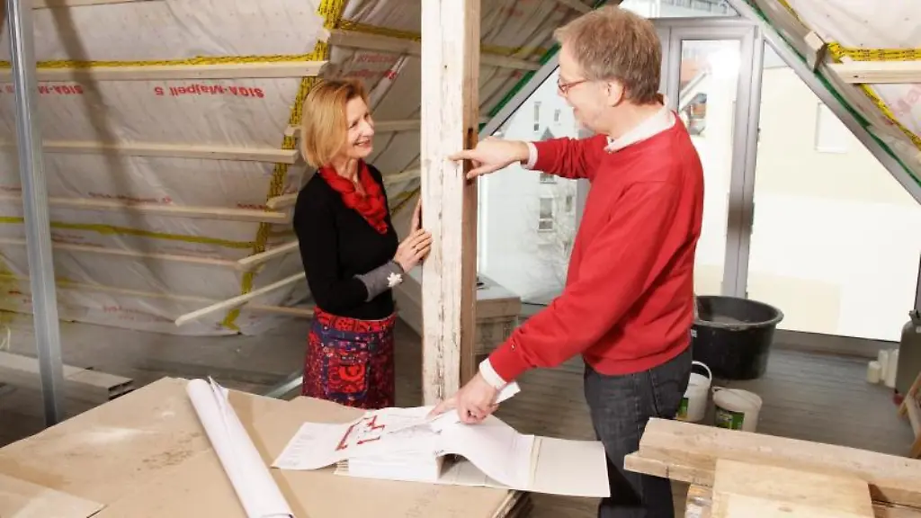 Bevor-es-an-den-Dachausbau-geht-muessen-sich-die-Bauherren-bei-den-Behoerden-nach-Vorschriften-und-Einschraenkungen-erkundigen