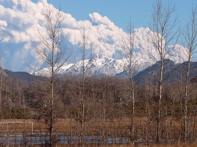 Der Puyehue in Chile spuckt Asche und sorgt für Frust bei vielen Flugreisenden.