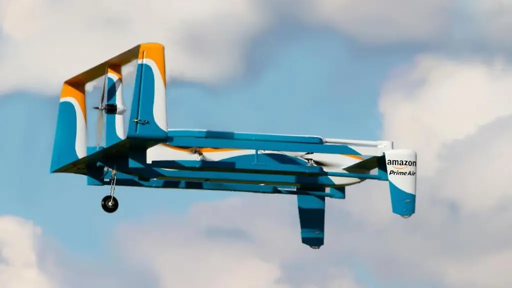 Die-zweite-Version-der-Amazon-Drohne-erinnert-mehr-an-ein-kleines-Flugzeug-kann-aber-auch-senkrecht-starten-und-landen