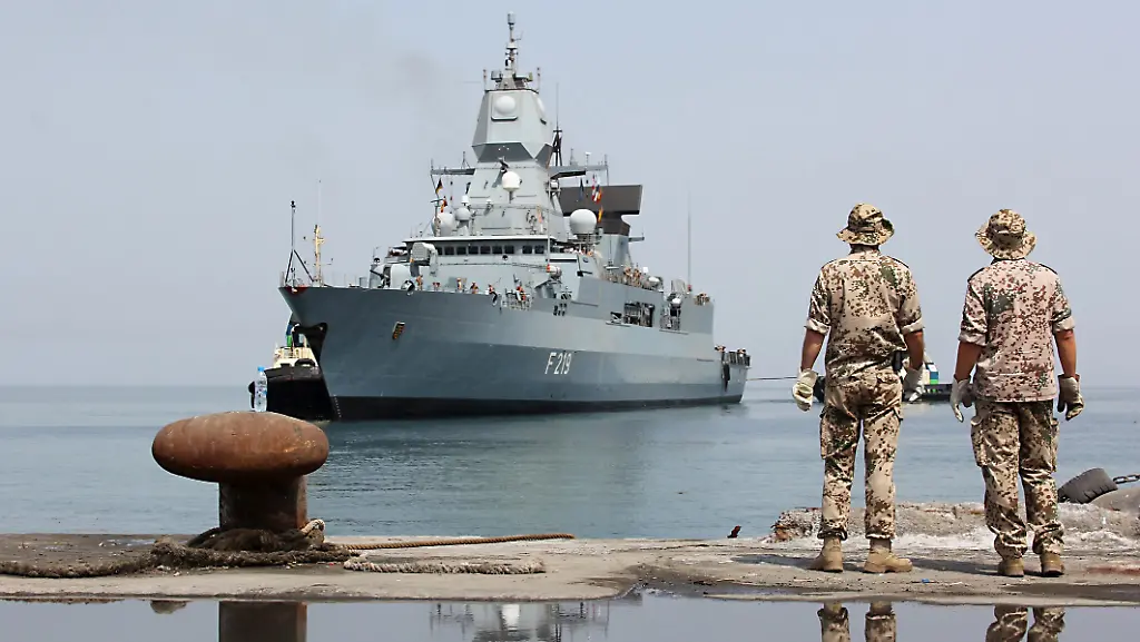 Fregatte-Sachsen-F-219-beim-Einlaufen-in-den-Hafen-8746324139-53164aff2d-o