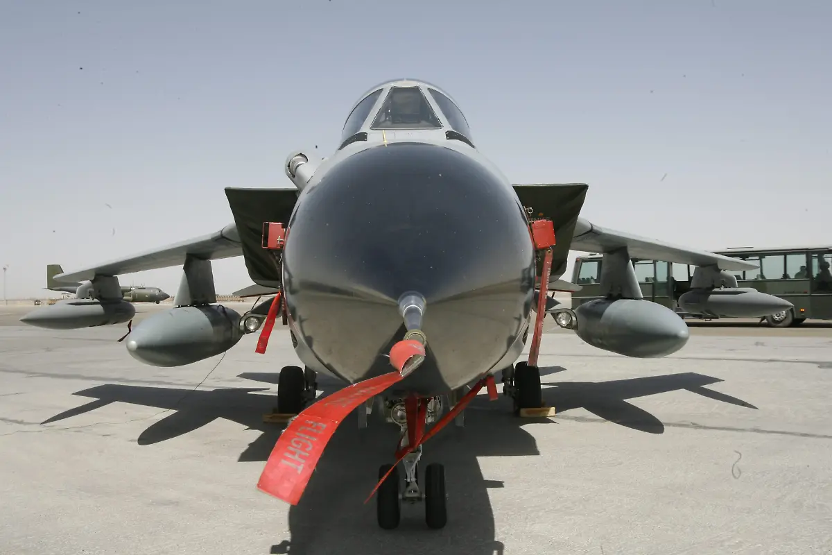 Ein-Aufklaerungstornado-der-deutschen-Luftwaffe-steht-am-01-07-2008-auf-dem-Flugplatz-Masar-i-Scharif-in-Afghanistan