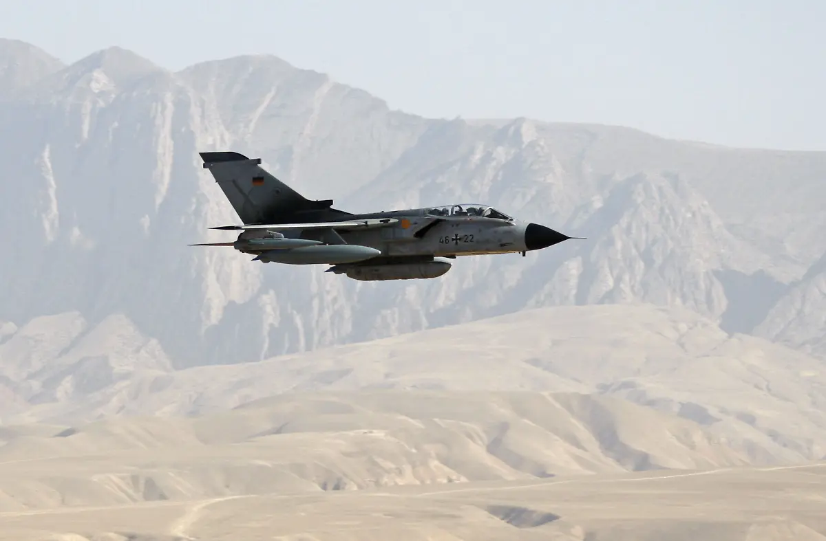 Ein-Aufklaerungstornado-der-Bundeswehr-fliegt-ueber-das-Bundeswehrlager-Camp-Marmal-in-Masar-i-Scharif-Archivbild