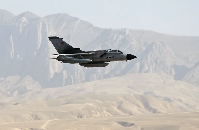 Ein-Aufklaerungstornado-der-Bundeswehr-fliegt-ueber-das-Bundeswehrlager-Camp-Marmal-in-Masar-i-Scharif-Archivbild
