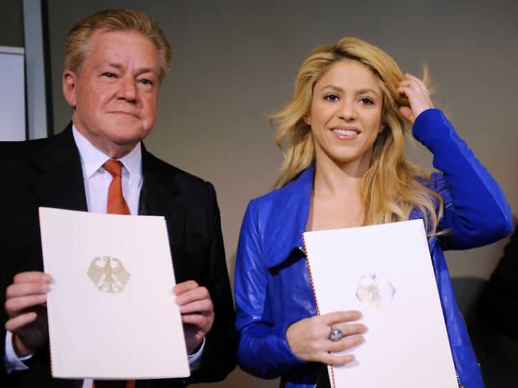 Staatssekretär Beerfeltz vor wenigen Tagen bei einem Presseauftritt mit Shakira. Dabei ging es um ein Hilfsprojekt für Kolumbien, die Heimat der Sängerin.