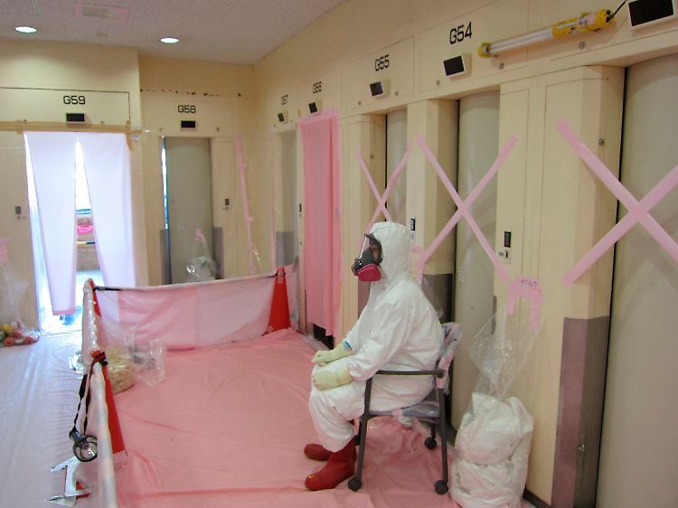 Ein Arbeiter im ersten Stock des Service-Gebäudes der Reaktoren 5 und 6 des AKW in Fukushima.
