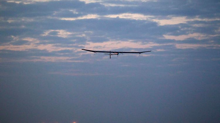 "Solar Impulse" kurz nach dem Start in Zaventem bei Brüssel.