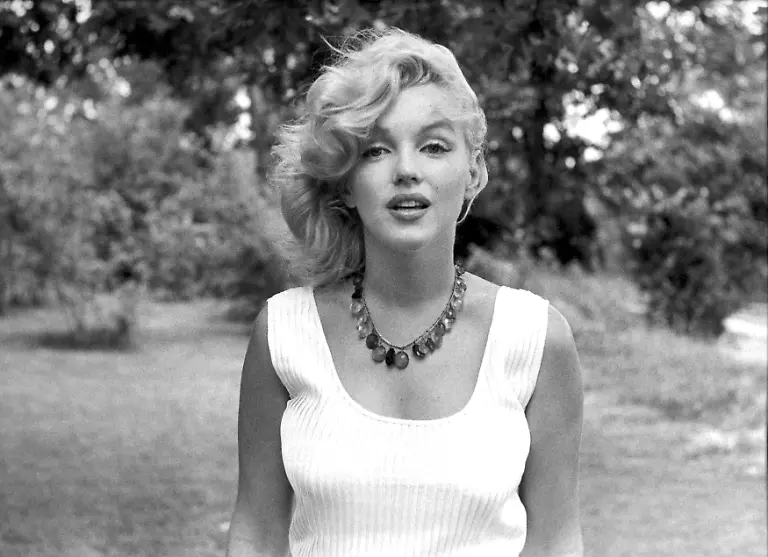 2-Marilyn-Monroe-Amangansett-New-York-1957