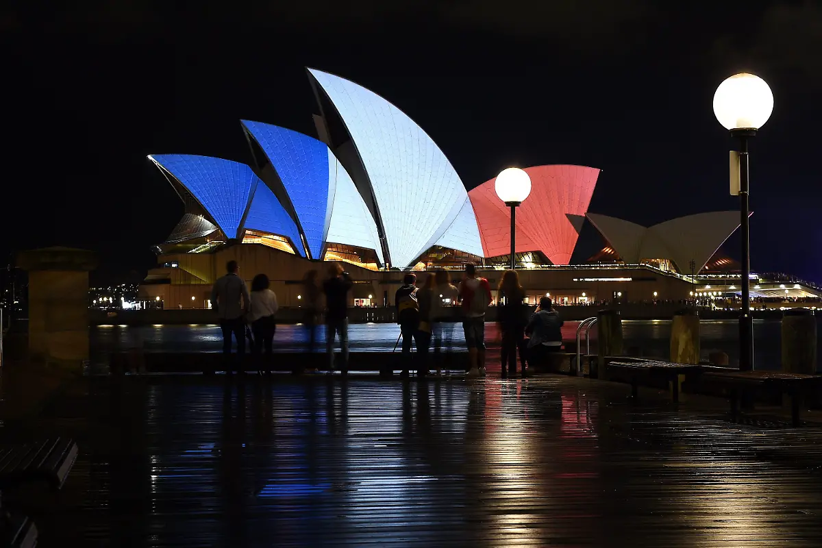 Sydney-opera-tribute-to-Paris-attacks