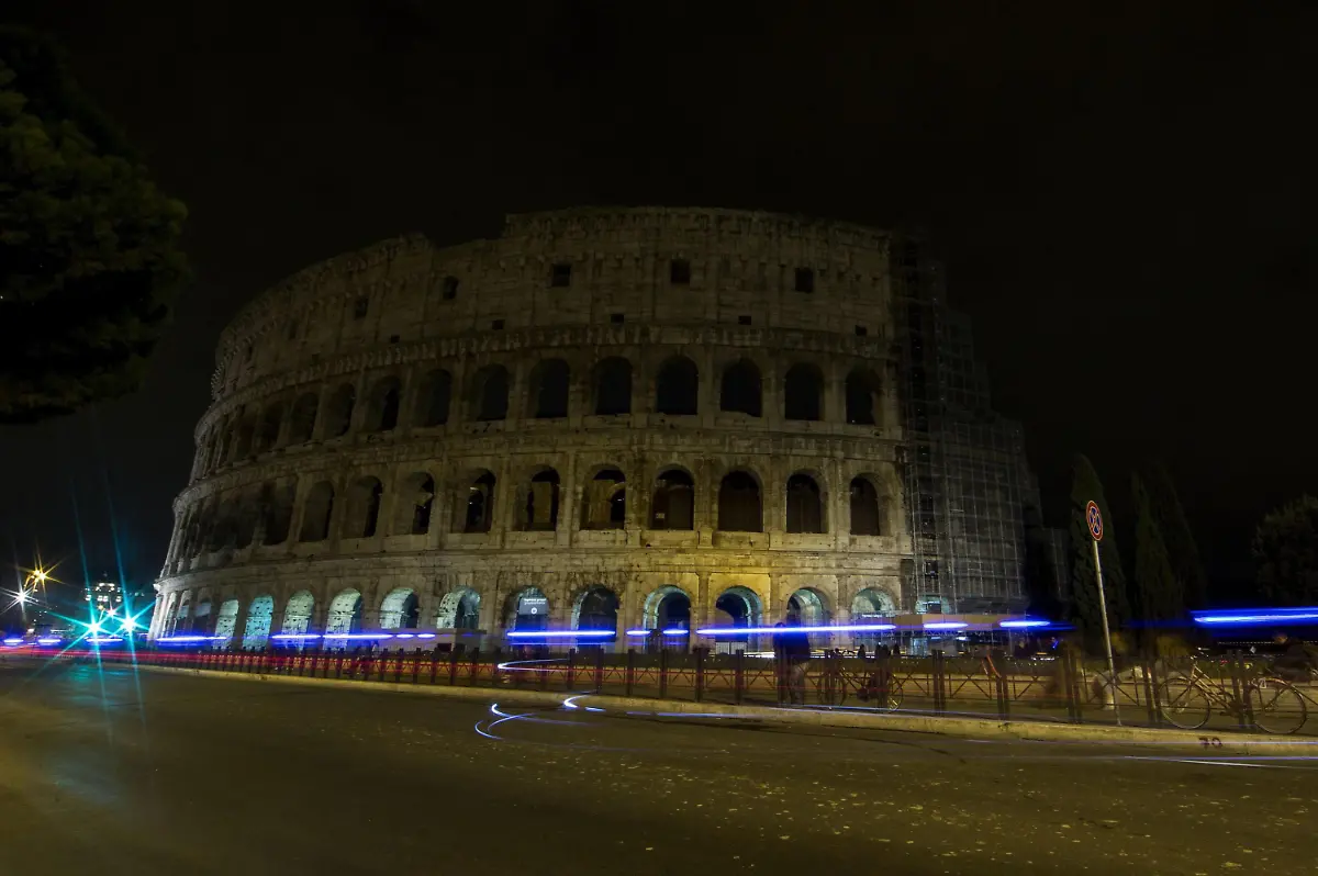 The-lights-on-Colosseum-have-been-turned-off-in-tribute-to-the-victims-of-the-13-November-Paris-terrorist-attacks-in-Rome-Italy
