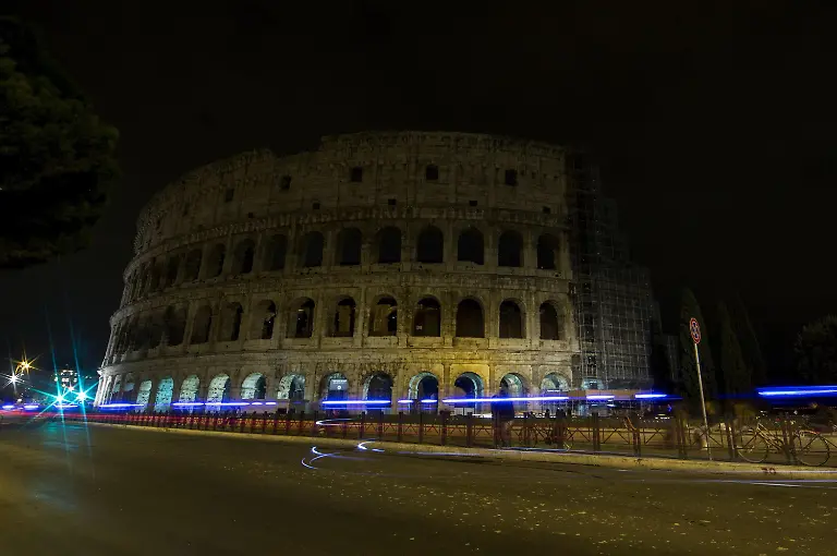 The-lights-on-Colosseum-have-been-turned-off-in-tribute-to-the-victims-of-the-13-November-Paris-terrorist-attacks-in-Rome-Italy