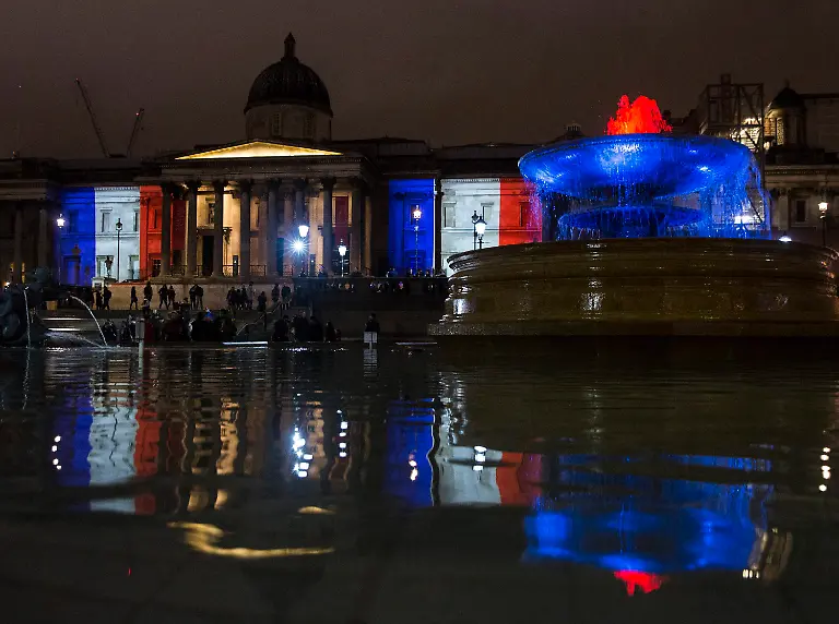 The-National-Gallery-and-fountains-in-Trafalgar-Square-in-London-Britain