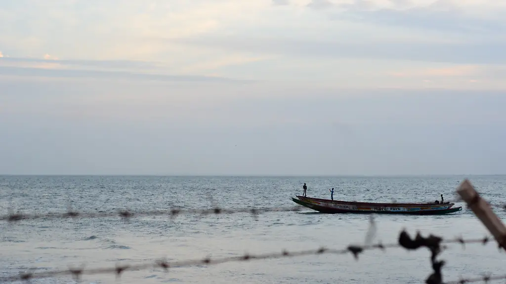 Boot-am-Hafen-von-Banjul-credits-by-Alexander-Davydov-koon-arts