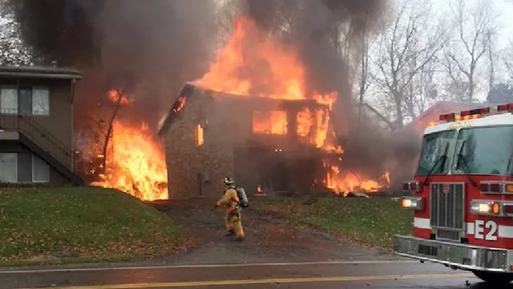 Nach-dem-Absturz-behindert-ein-Feuer-die-Bergungsarbeiten