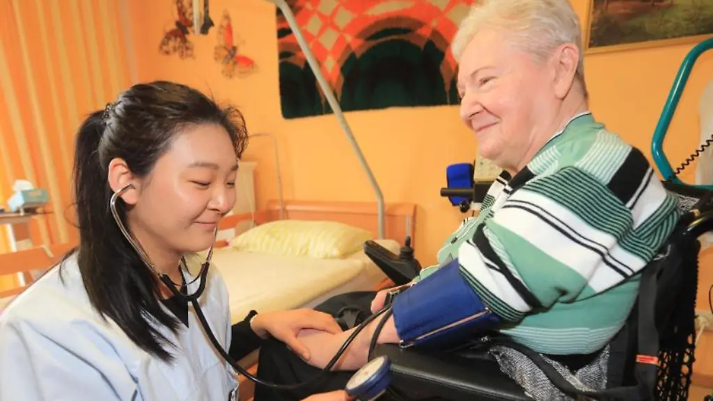 Keine-24-Stunden-Schicht-Wer-eine-auslaendische-Pflegekraft-einstellen-moechte-muss-einige-rechtliche-Regeln-beachten