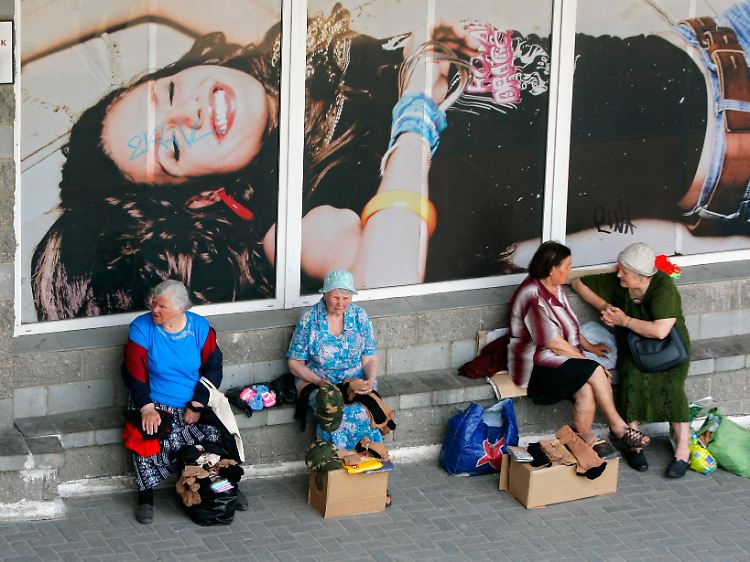 Die Wirtschaft am Boden: Ältere weißrussische Frauen versuchen vor einem Supermarkt in Minsk, Kleidung zu verkaufen.