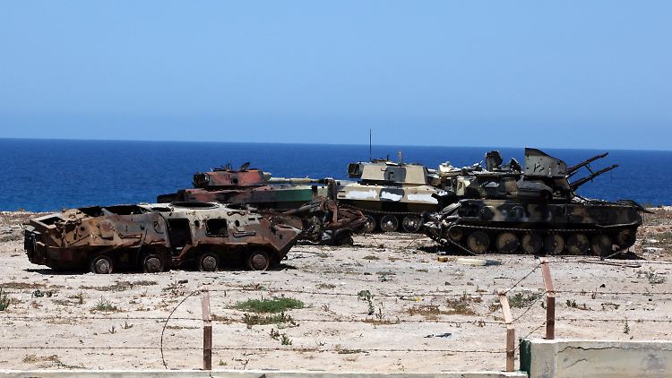 Von NATO-Kampfjets zerstörte Panzer der libyschen Armee. 