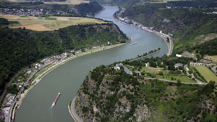 Blick auf den Loreleyfelsen bei St. Goar.