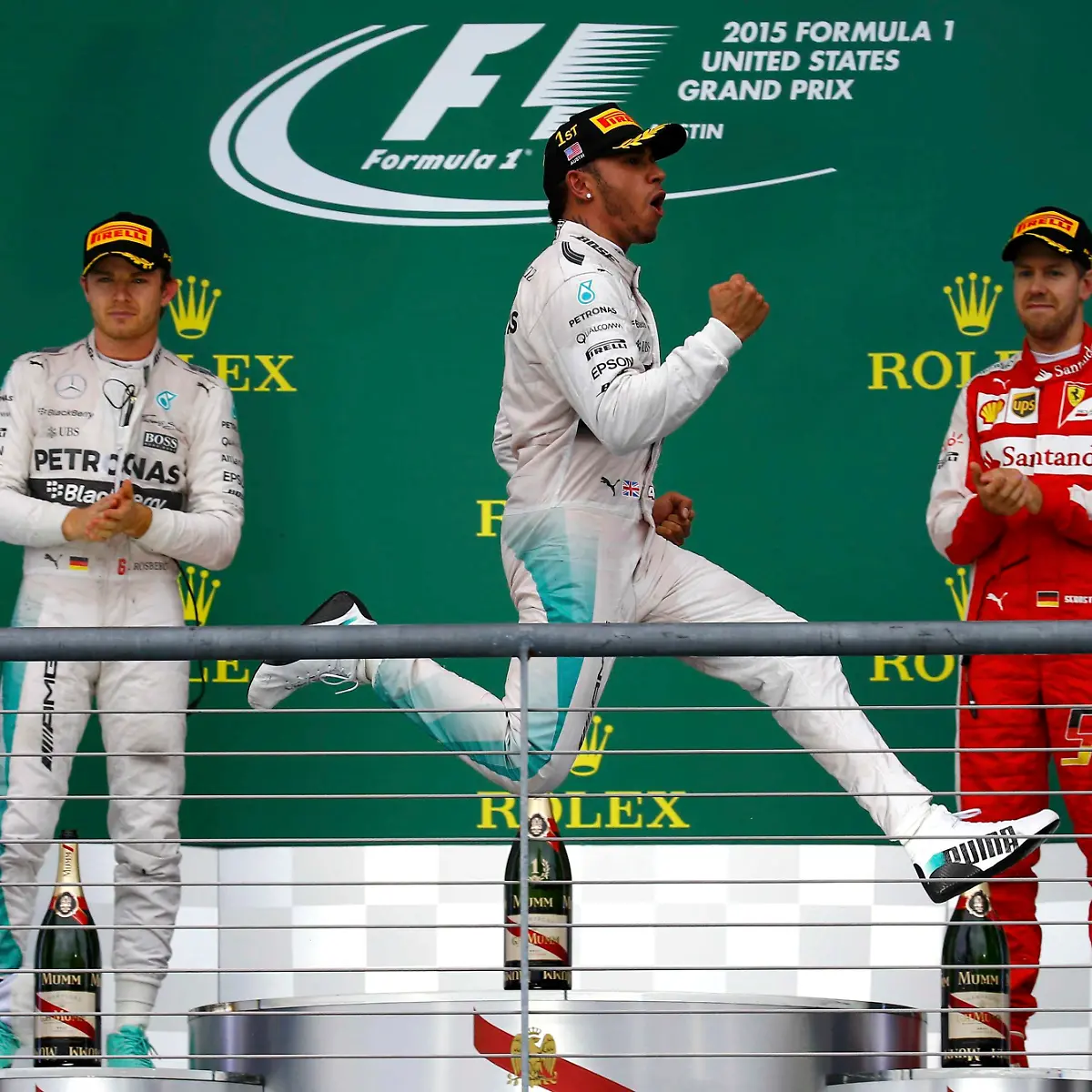 Spiegelbild-der-Formel-1-Saison-Hamilton-feiert-Rosberg-guckt-zu