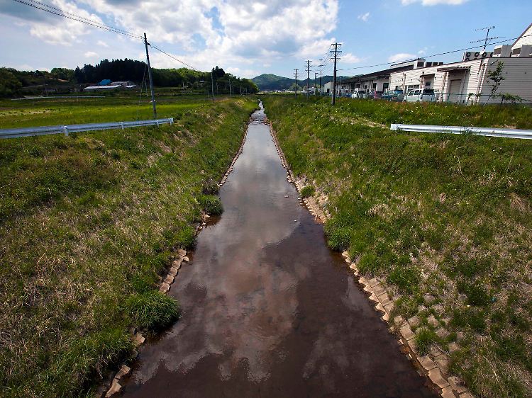 Aus den Gräben soll das Wasser zur Bewässerung der Felder genutzt werden. Messungen wiesen erhöhte Radioaktivität nach.