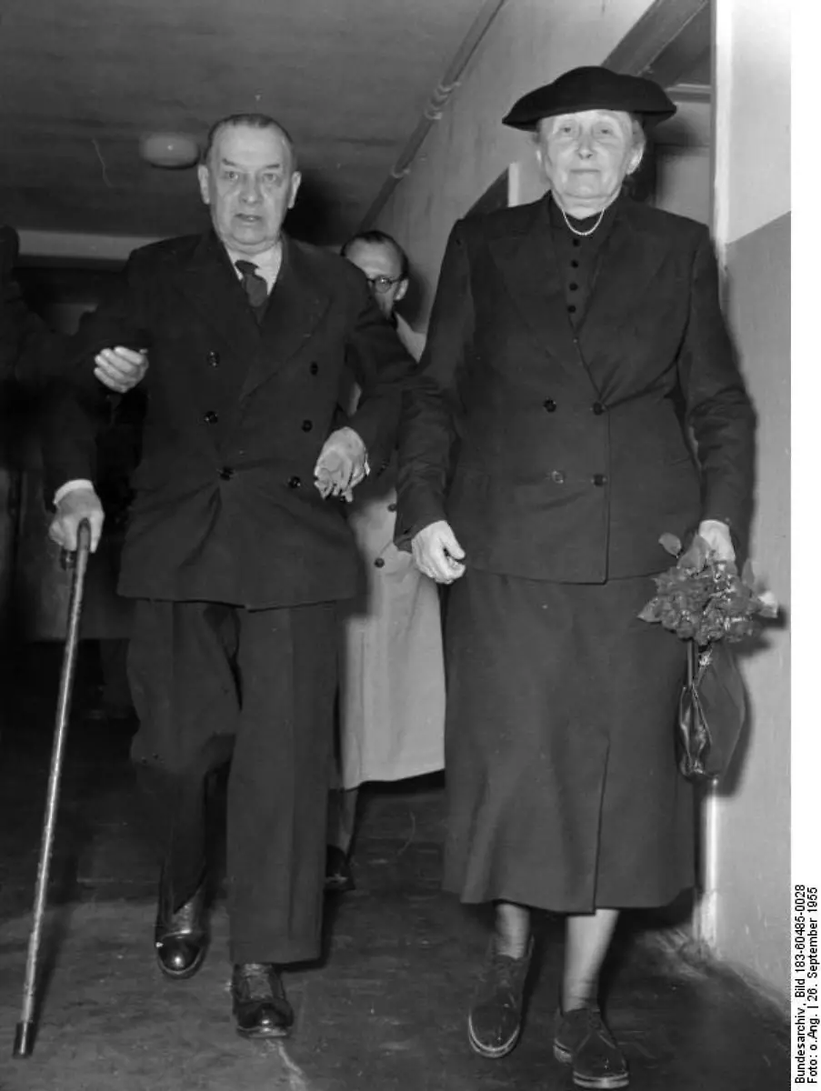 Bundesarchiv-Bild-183-60485-0028-Berlin-Raeder-mit-Ehefrau