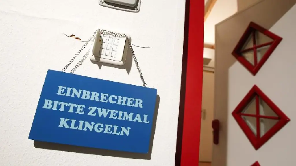 Was-wirklich-gegen-Einbrecher-hilft-Ihnen-mit-allerlei-Hilfsmitteln-das-Gefuehl-geben-dass-man-auf-sie-und-ihren-Angriff-vorbereitet-ist-Das-schreckt-ab
