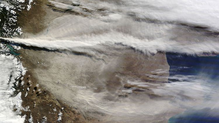 Diese Aufnahme zeigt die riesige Aschewolke, die sich in einer Höhe von etwa 12 Kilometern vom Vulkan Puyehue in Südchile über Argentinien bis zum atlantischen Ozean erstreckt.
