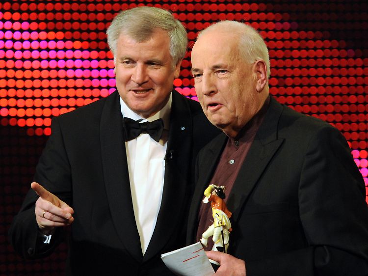 Schamoni nimmt 2009 den Bayerischen Filmpreis aus den Händen von Ministerpräsident Seehofer entgegen.