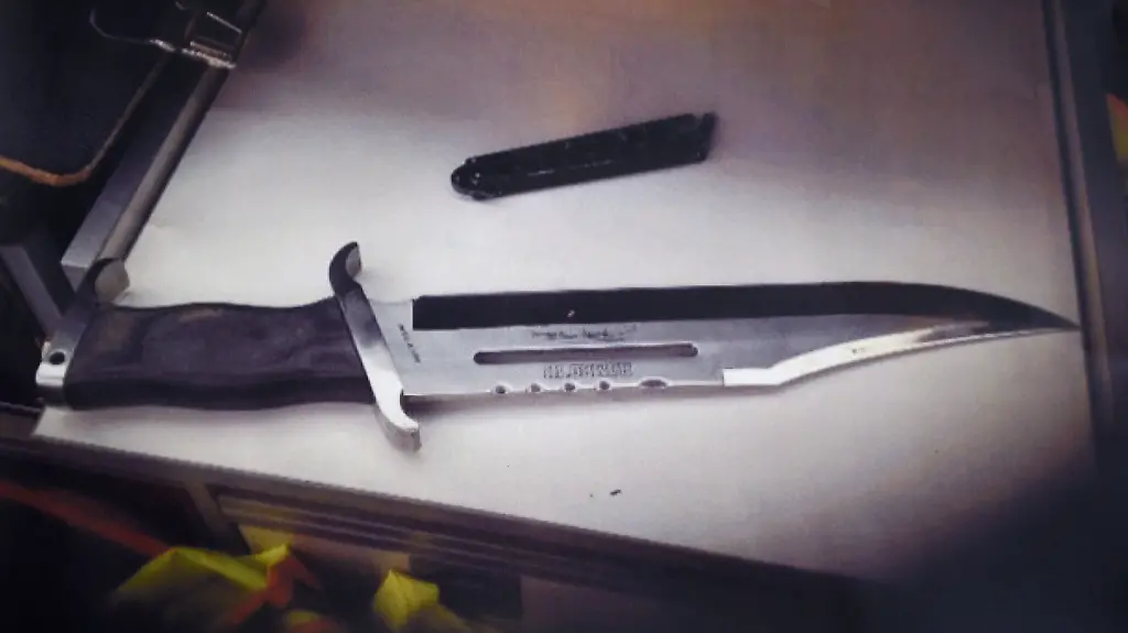 Ein-Foto-der-Tatwaffe-haengt-am-17-10