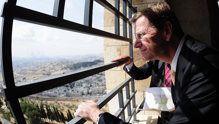 Westerwelle schaut in Jerusalem vom Turm der Auguste Victoria Stiftung auf die Westbank.