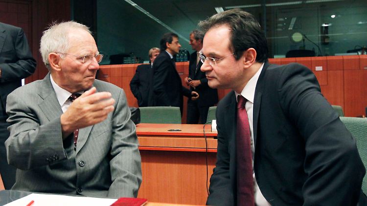 Wolfgang Schäuble diskutiert mit seinem griechischen Kollegen Giorgos Papakonstantinou.