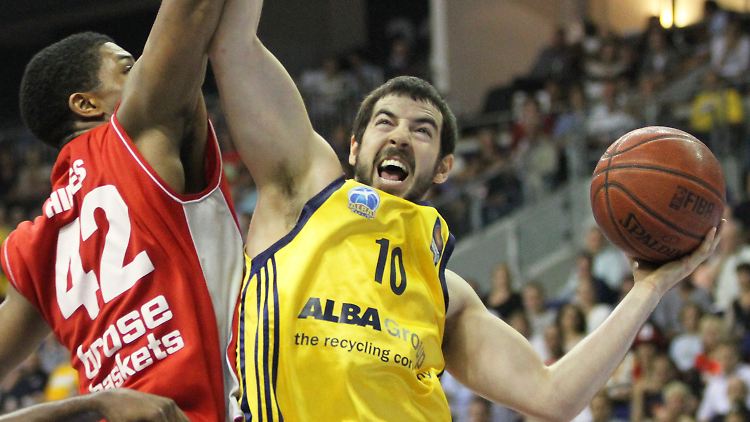 Berlins Taylor Rochestie (r) kämpft mit Bambergs Kyle Hines um die Punkte.