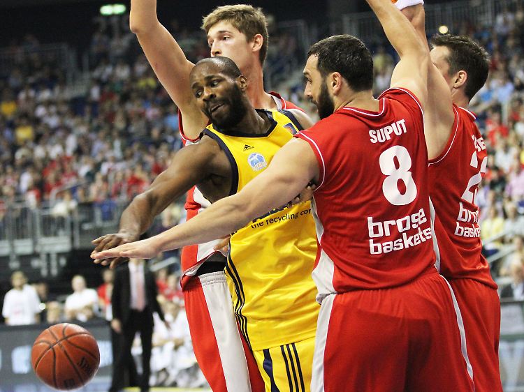 Berlins Derrick Allen (l) eingekesselt von den Bambergern Tibor Pleiß, Predrag Suput und Casey Jacobsen.
